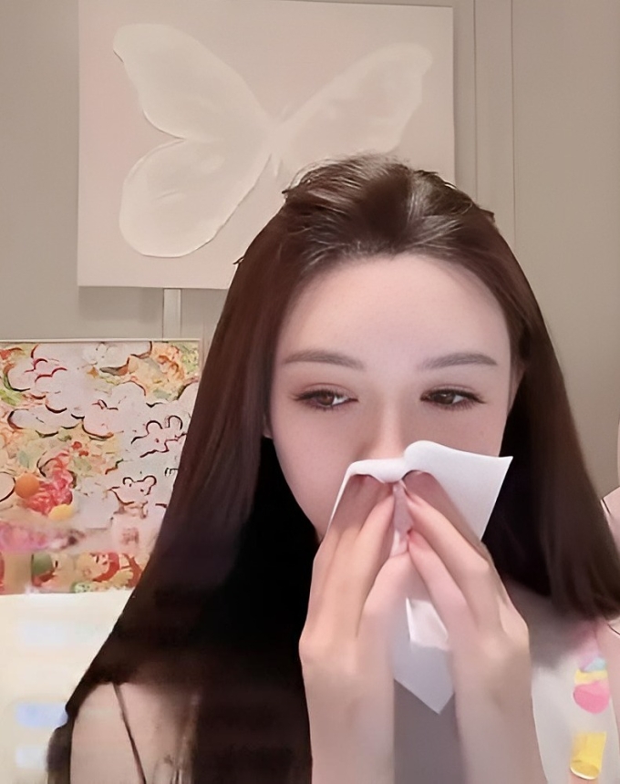 Diệp Kha, người yêu cũ Huỳnh Hiểu Minh, khóc khi nói về thời gian không dùng mạng xã hội, sau khi công khai yêu Huỳnh Hiểu Minh. Ảnh: Weibo