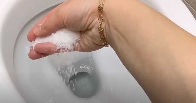 Cho nửa cốc muối vào bồn cầu rồi cho thêm nước nóng giúp diệt khuẩn, khử mùi hôi hiệu quả. Ảnh: Pinterest