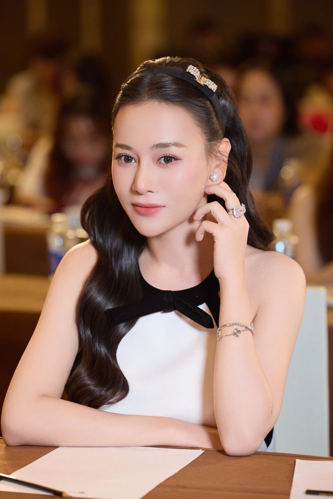 Vai diễn Mỹ Anh trong Gió ngang khoảng trời xanh cũng có nhiều điểm tương đồng với một người phụ nữ có gia đình luôn muốn cầu toàn mọi việc như cô. Vừa xem những hình ảnh đầu tiên trong trailer và trích đoạn do nhà sản xuất hé lộ, cô đã rơi nước mắt vì xúc động.