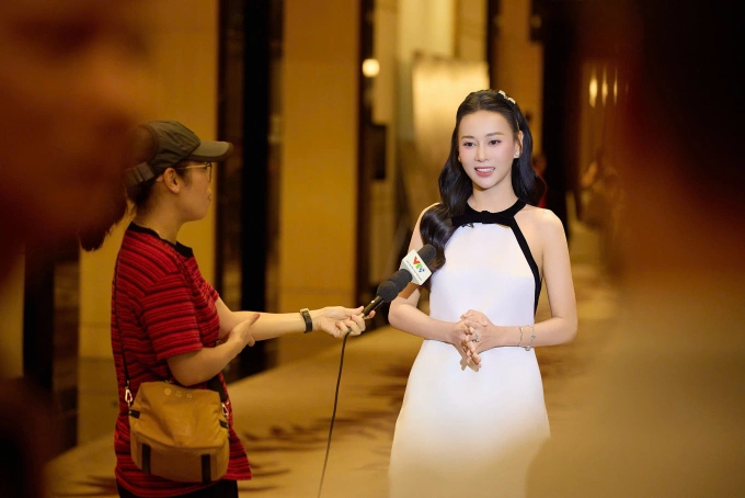 Cô từng sẵn sàng từ bỏ sự nghiệp đang trên đà phát triển để lui về làm hậu phương, vun vén gia đình và hỗ trợ chồng xây dựng cơ nghiệp. Khi cuộc hôn nhân tưởng chừng viên mãn xuất hiện rạn nứt bởi sự xa cách và bóng dáng của người thứ ba, Mỹ Anh đưa ra lựa chọn bản lĩnh khiến nhiều người ngưỡng mộ.