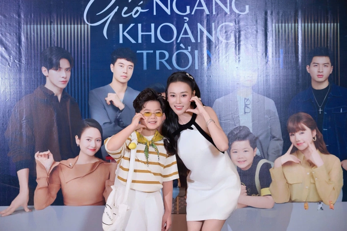 Phương Oanh vào vai Mỹ Anh, một người phụ nữ bản lĩnh, thông minh và cầu toàn. Cô đóng cặp với Doãn Quốc Đam và làm mẹ của bé Gia Nghĩa trong phim.