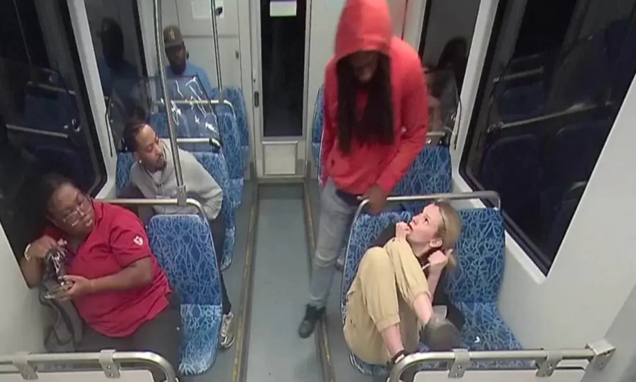 Khoảnh khắc cuối cùng của nghệ sĩ Ukraine trước khi bị đâm chết trên tàu  điện Mỹ - Ngôi sao