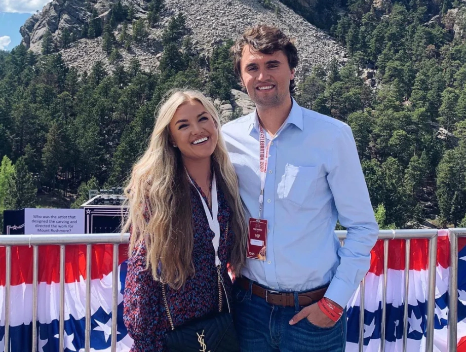 Vợ Charlie Kirk đưa thi hài chồng về quê nhà - Ngôi sao