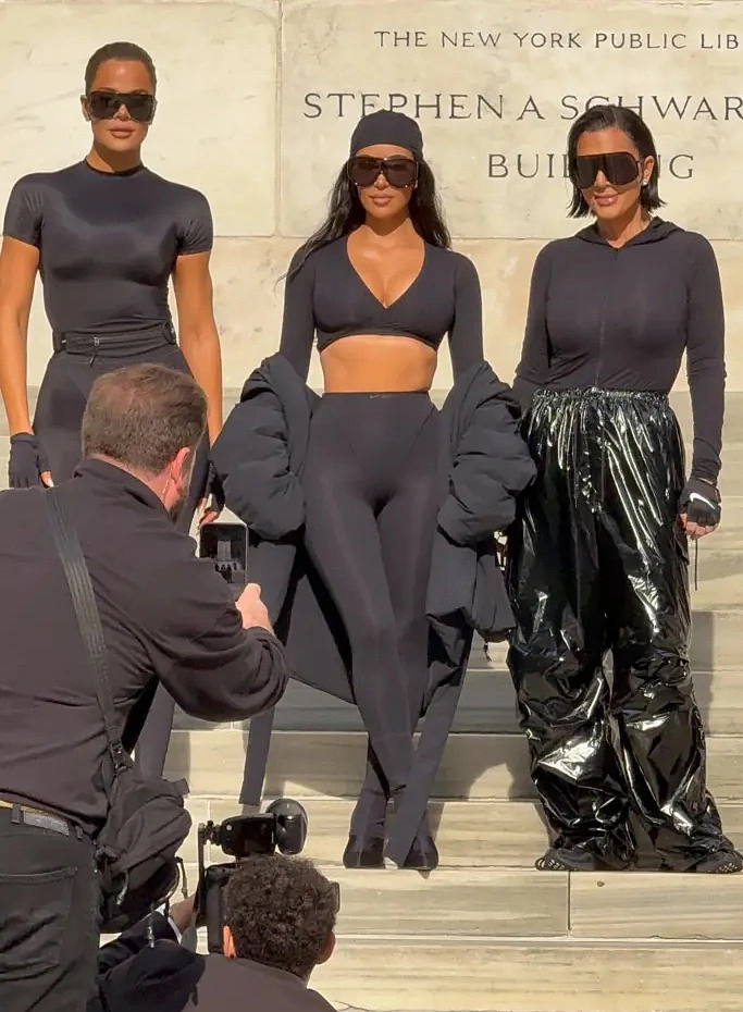 Kim Kardashian 'bước sang chương mới' sau ly hôn Kanye West - Ngôi sao