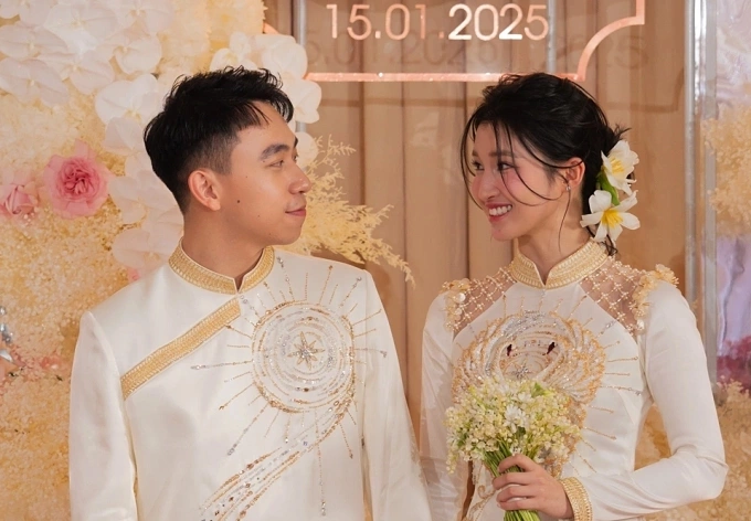 Doanh nhân Phạm Nhật Minh Hoàng bên á hậu Phương Nhi tại lễ ăn hỏi, ngày 15/1. Ảnh: Linh Linh Doanh nhân Phạm Nhật Minh Hoàng bên á hậu Phương Nhi tại lễ ăn hỏi, ngày 15/1. Ảnh: Linh Linh