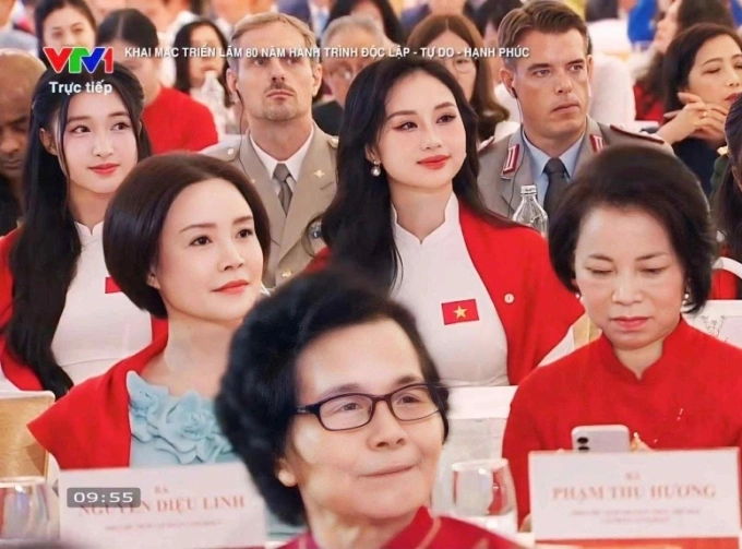 Phương Nhi (hàng thứ ba, bìa trái) tại khai mạc triển lãm 80 năm thành tựu đất nước. Ảnh chụp màn hình Phương Nhi (hàng thứ ba, bìa trái) tại khai mạc triển lãm 80 năm thành tựu đất nước. Ảnh chụp màn hình
