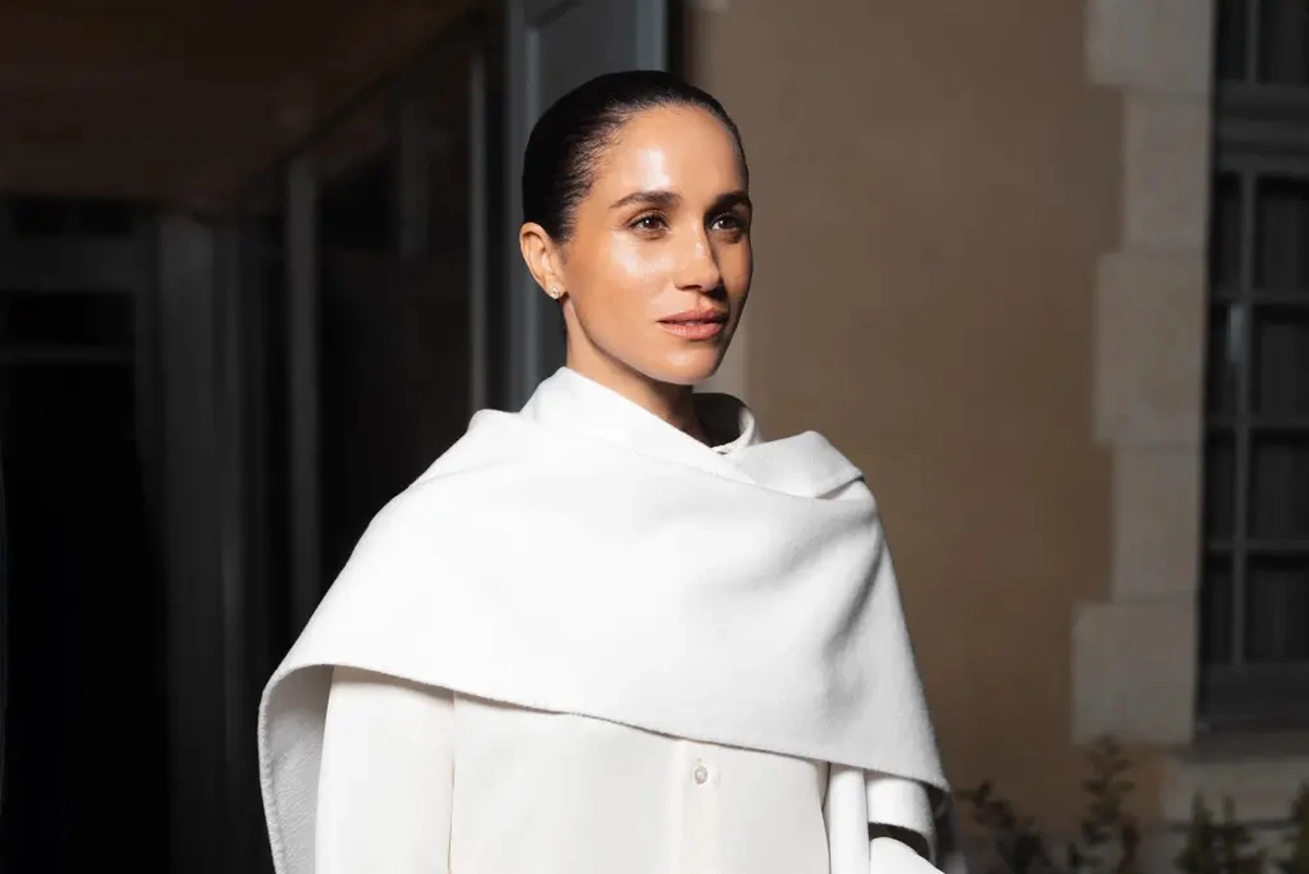 Meghan thừa nhận tự xin dự Paris Fashion Week - Ngôi sao
