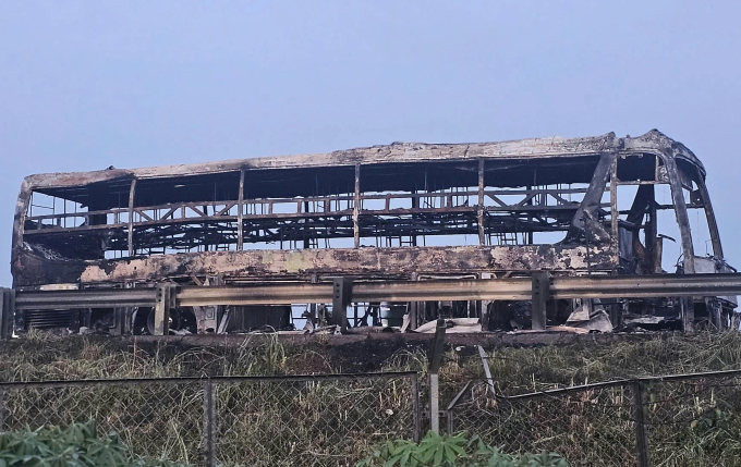 Ôtô chở hơn 20 người cháy trên cao tốc TP HCM - Trung Lương - 1