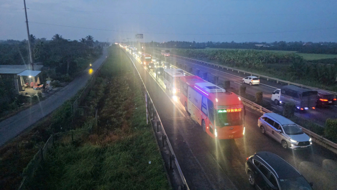 Vụ cháy ôtô khách gây ùn tắc kéo dài trên cao tốc TP HCM - Trung Lương, sáng 24/11. Ảnh: Nam An