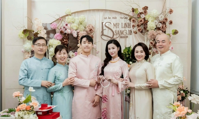 Mỹ Linh và Sangjik cùng bố mẹ hai bên trong ngày cưới. Ảnh: NVCC