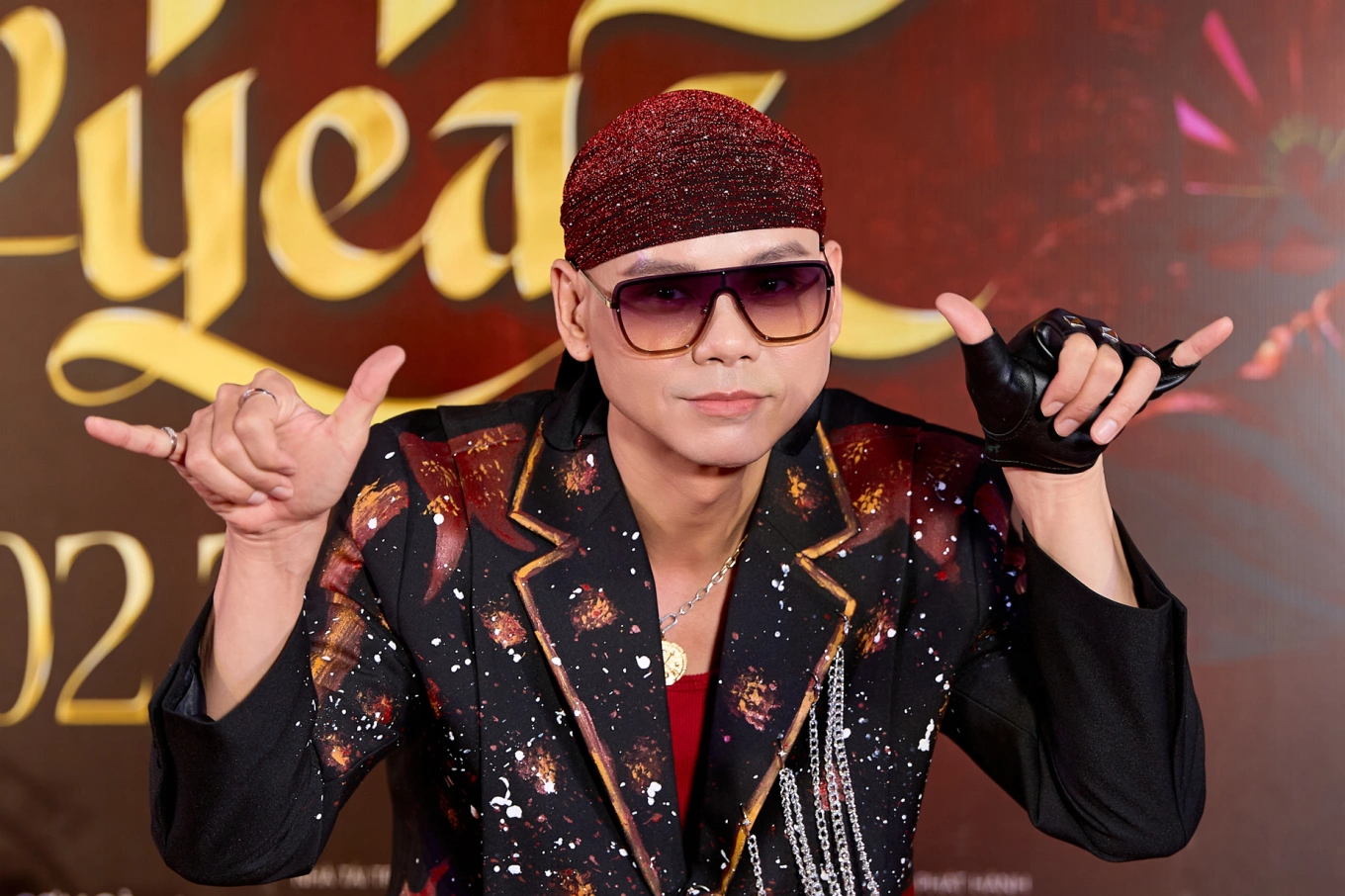 Happy New Year: Ca Khúc Thời Gian và Hy Vọng