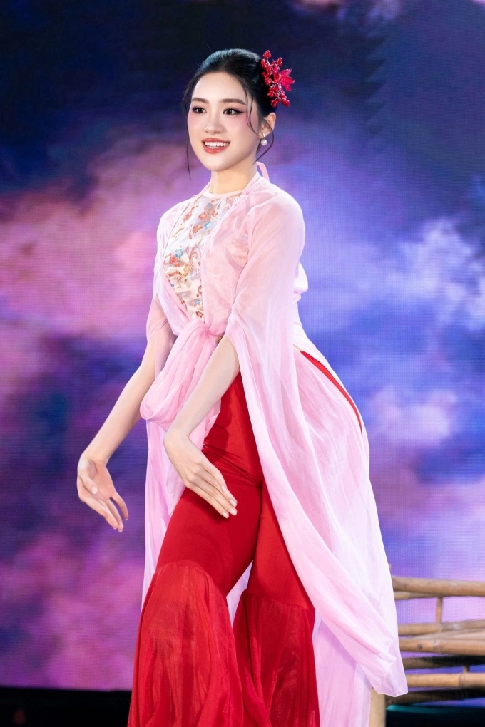 BTC đánh giá Phương Oanh tài năng và nỗ lực trong cuộc thi.