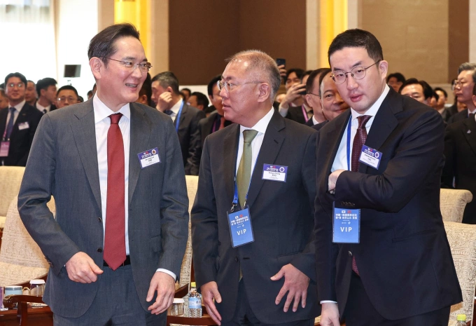 Từ trái qua: Chủ tịch Samsung Lee Jae Yong, Chủ tịch điều hành Hyundai Chung Eui Sun và Chủ tịch LG Koo Kwang Mo tại Diễn đàn Kinh tế Hàn - Trung tổ chức ở Bắc Kinh, ngày 5/1. Ảnh: Newsis