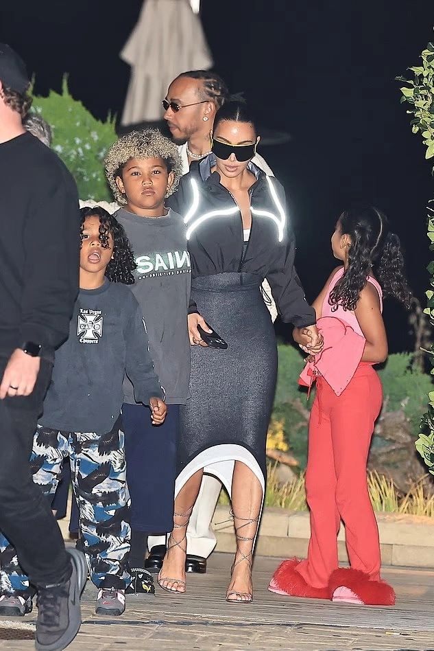 Kim Kardashian đưa các con đi ăn với bạn trai mới - Ngôi sao