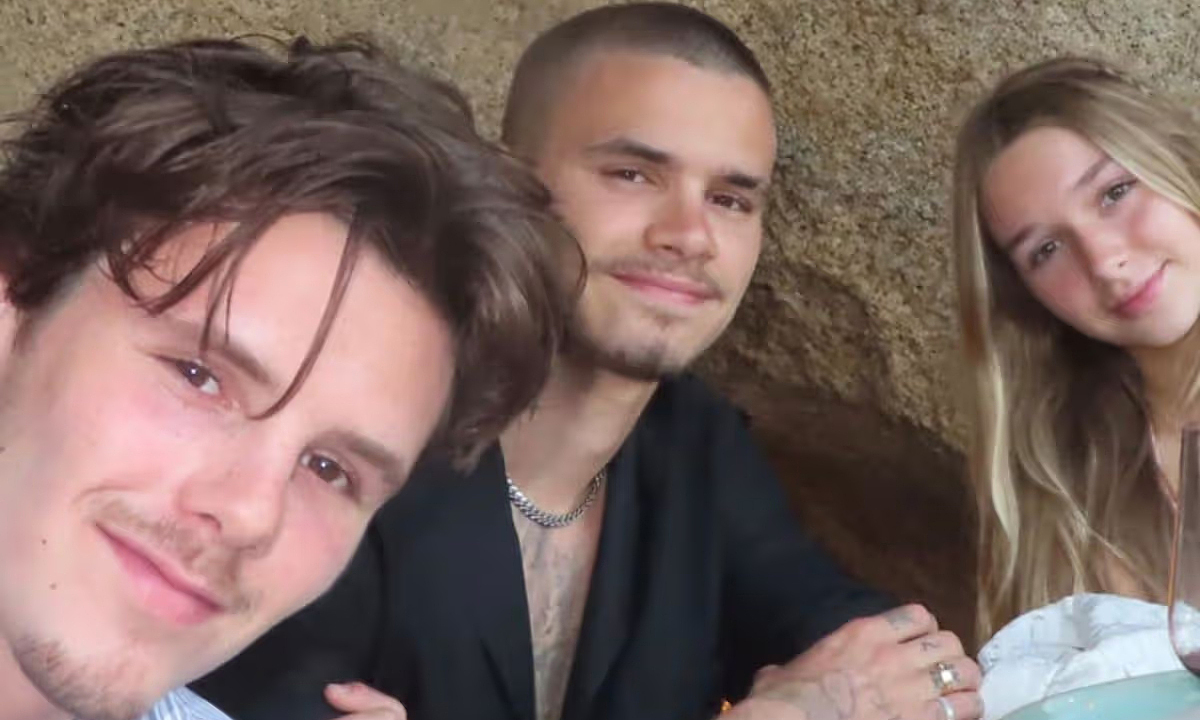 Ba em của Brooklyn Beckham quấn quýt giữa lúc anh cả xa cách