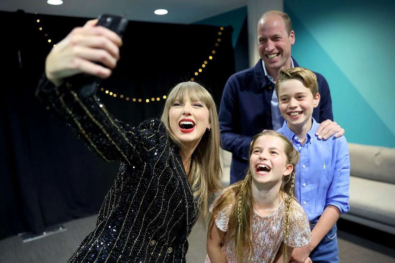 William bất ngờ lên podcast của Travis Kelce đúng ngày cưới Taylor Swift - Ngôi sao