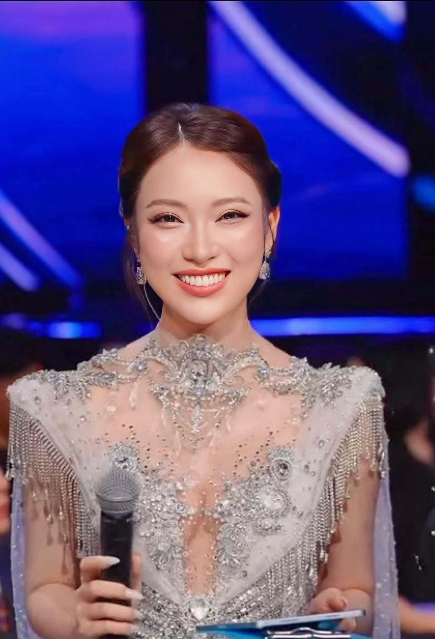 Khánh Vy được khuyên 'thi hoa hậu' nhờ nhan sắc bùng nổ khi làm MC - Ngôi sao