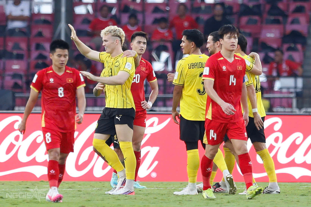 Tiền đạo Malaysia Fergus Tierney (áo vàng trái). Ảnh: Hai Tư