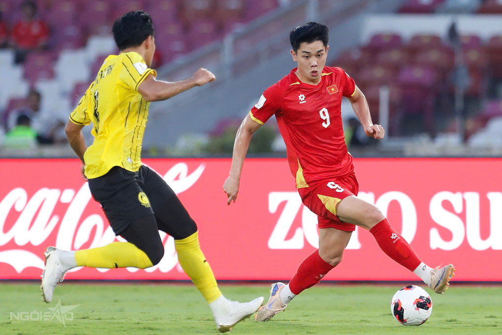 Nguyễn Đình Bắc trong một pha tranh chấp bóng với cầu thủ Malaysia ở trận tranh giải Ba FIFA ASEAN Cup 2026 trên sân Gelora Bung Karno, Jakarta, Indonesia ngày 5/10. Ảnh: Hai Tư