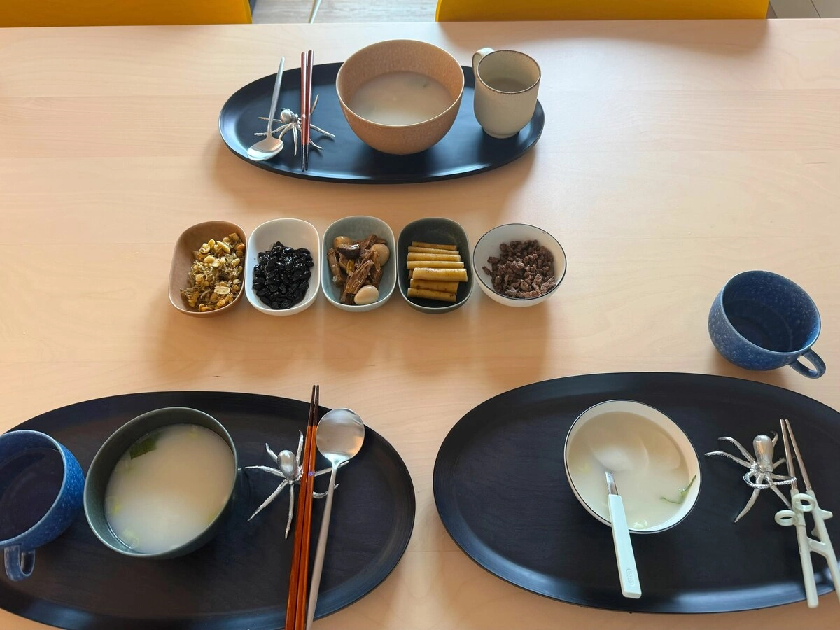 ソン・イェジンが公開した家族の食卓。豆ご飯や野菜のおかずが並ぶ
