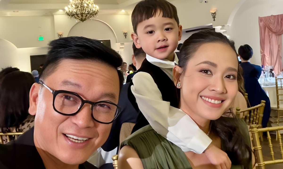 ズオン・ミー・リン、夫、息子のジュリアンが並ぶ家族写真