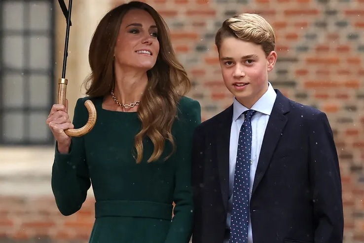 キャサリン皇太子妃とジョージ王子が並んで立つ