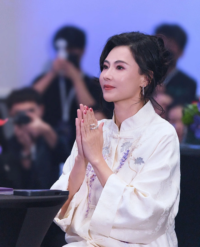 深圳のイベントで白い衣装を着て手を合わせる張柏芝