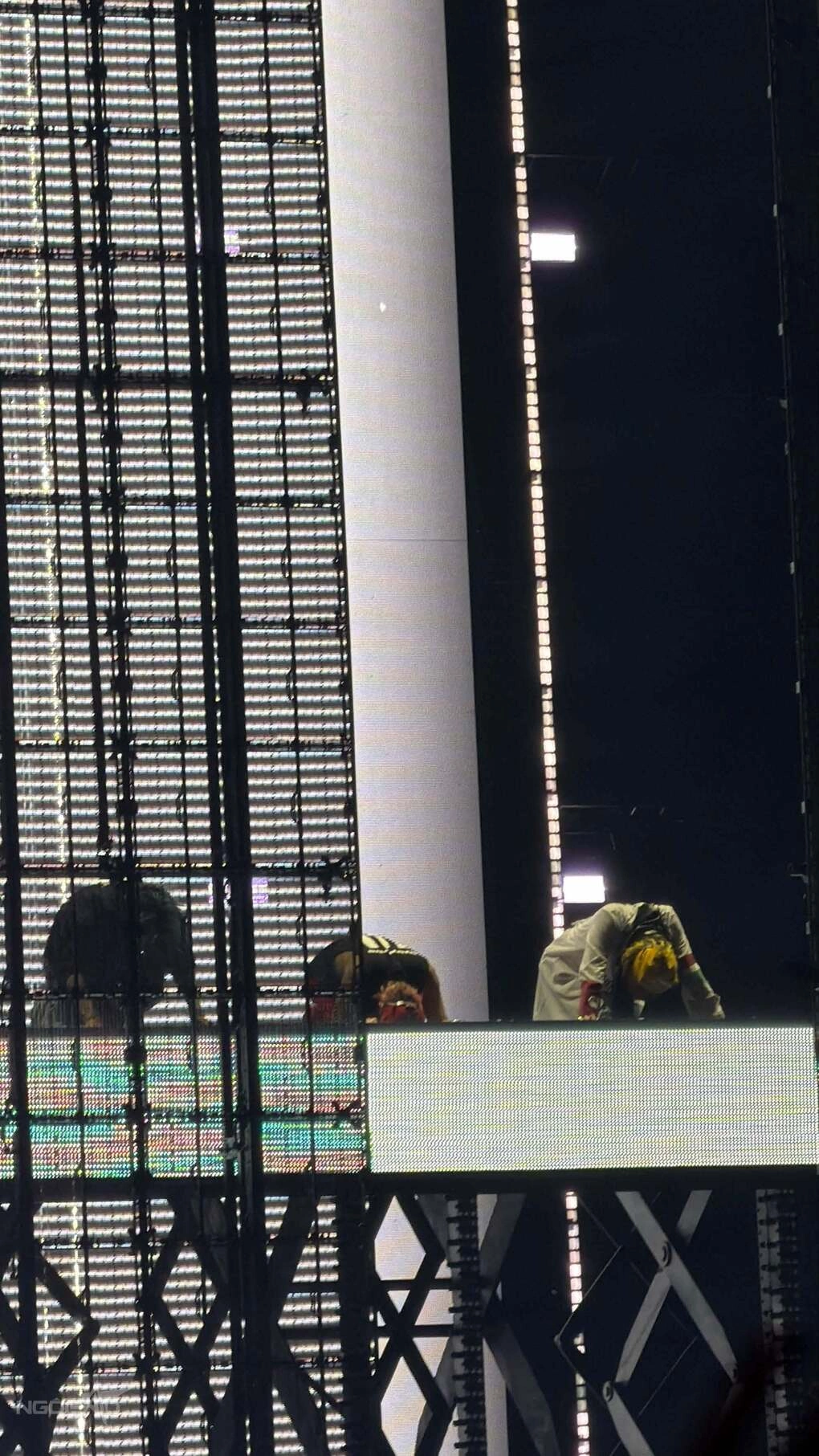 ハノイ公演のステージで、G-DRAGON、SOL、D-LITEが観客に向かってひざまずく