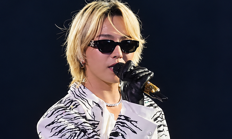 ハノイ公演のステージでマイクを手に歌うG-DRAGON