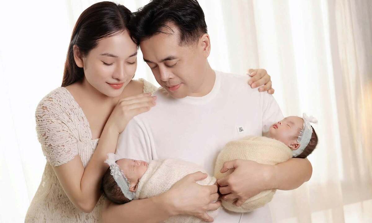 双子の娘を抱くサラ・ルーとズオン・カク・リン