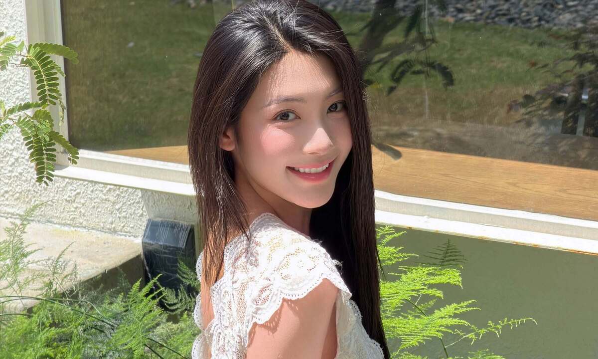日差しの中で微笑むノン・ティ・ハン。