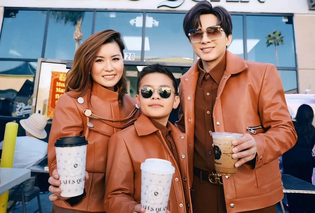 サンノゼのカフェ開店に出席したダン・チュオン、トゥイ・ティエンさんと息子