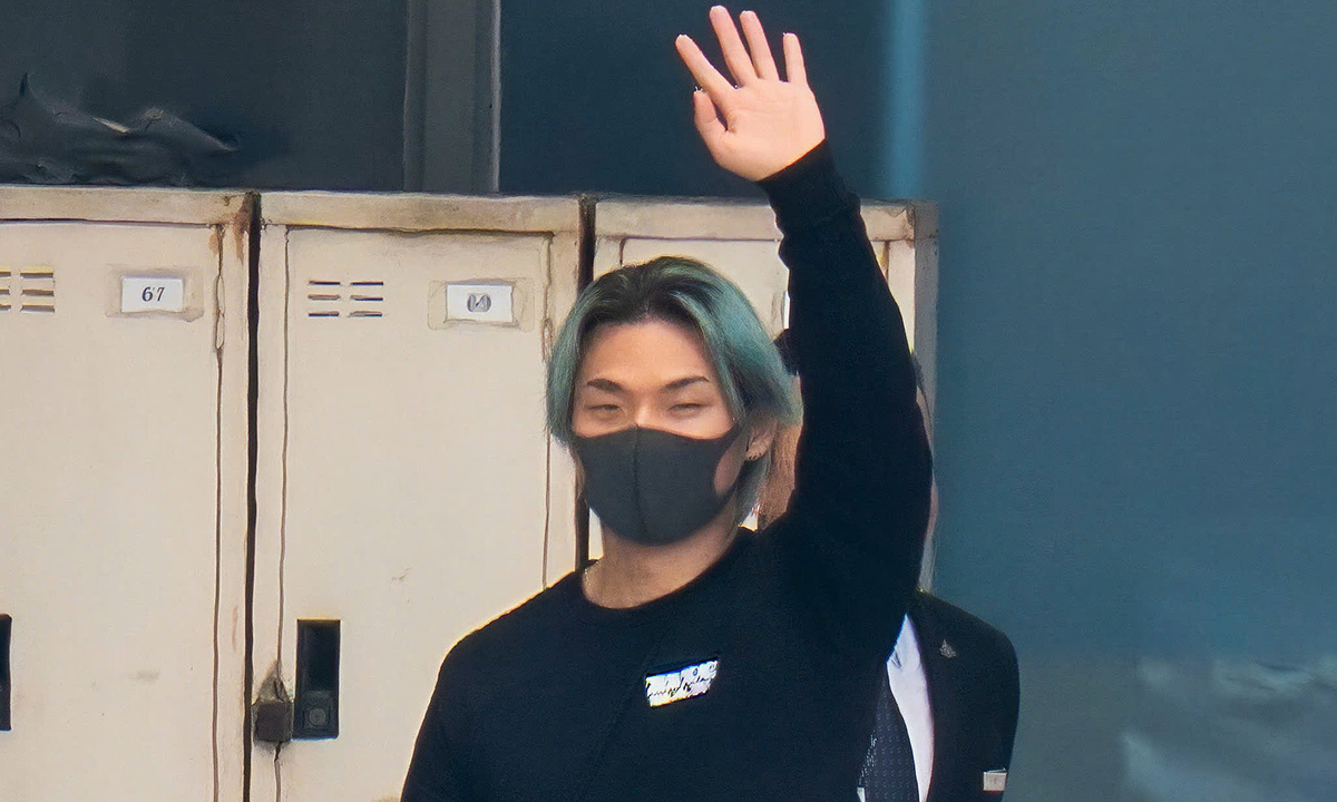 ハノイのホテルを出る際、見送りの人々に手を振るG-DRAGON