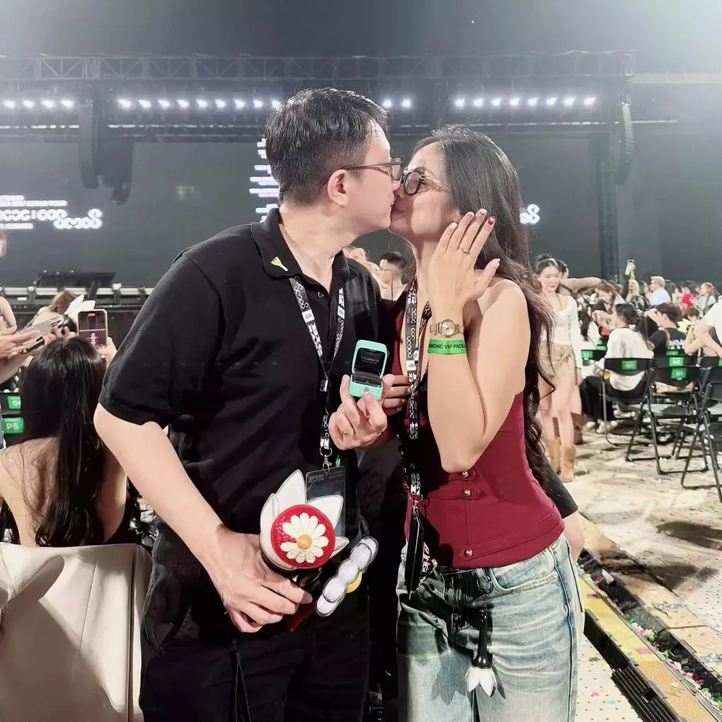 BIGBANGの公演会場で、夫のグエン・カイン・フンさんと妻ジエウ・フエンさんが抱き合う