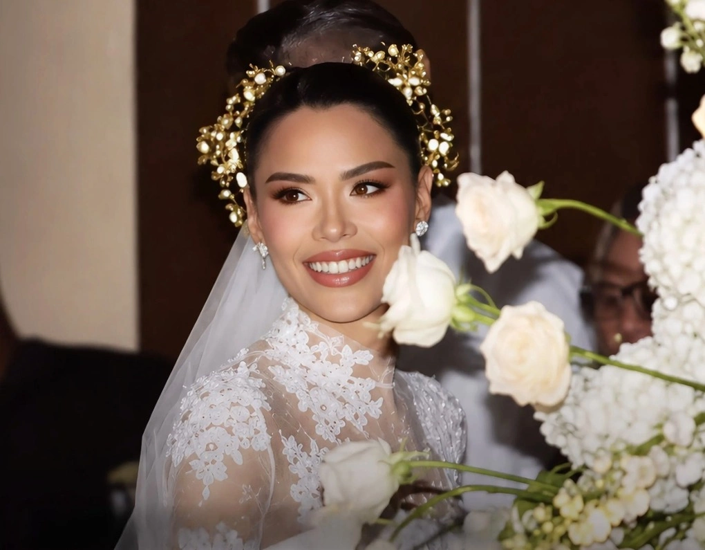 カルタヘナの結婚式で並ぶアリアドナ・グティエレスとグース・フランケ