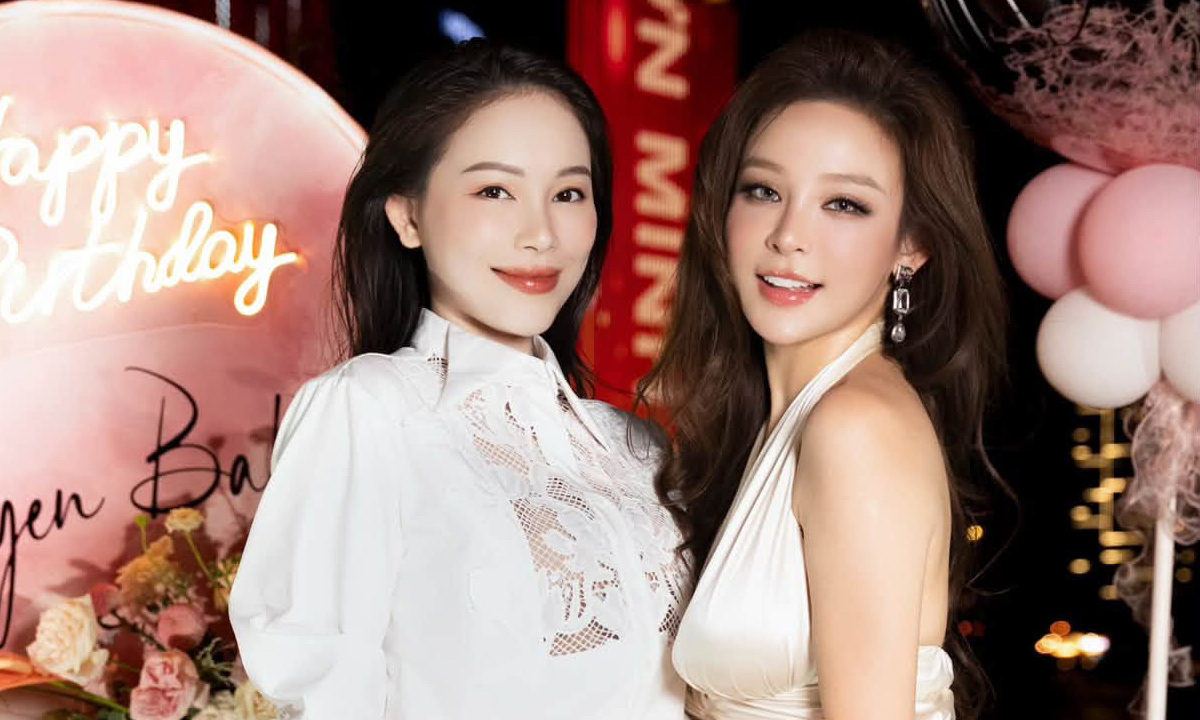 白い装いのLinh RinとHuyền Babyが誕生日会で並ぶ