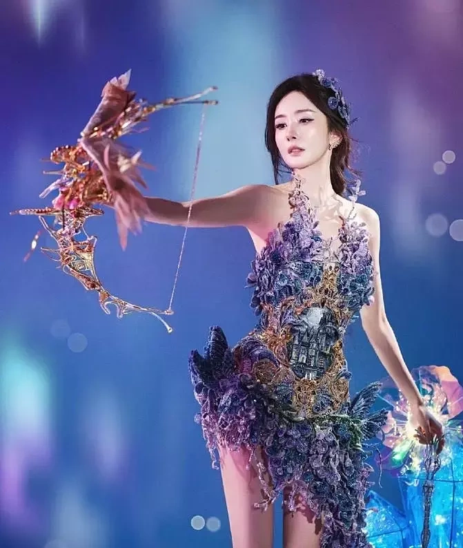 10月25日のイベントで、青から紫へ色が移るドレスを着た楊冪。写真:Sohu