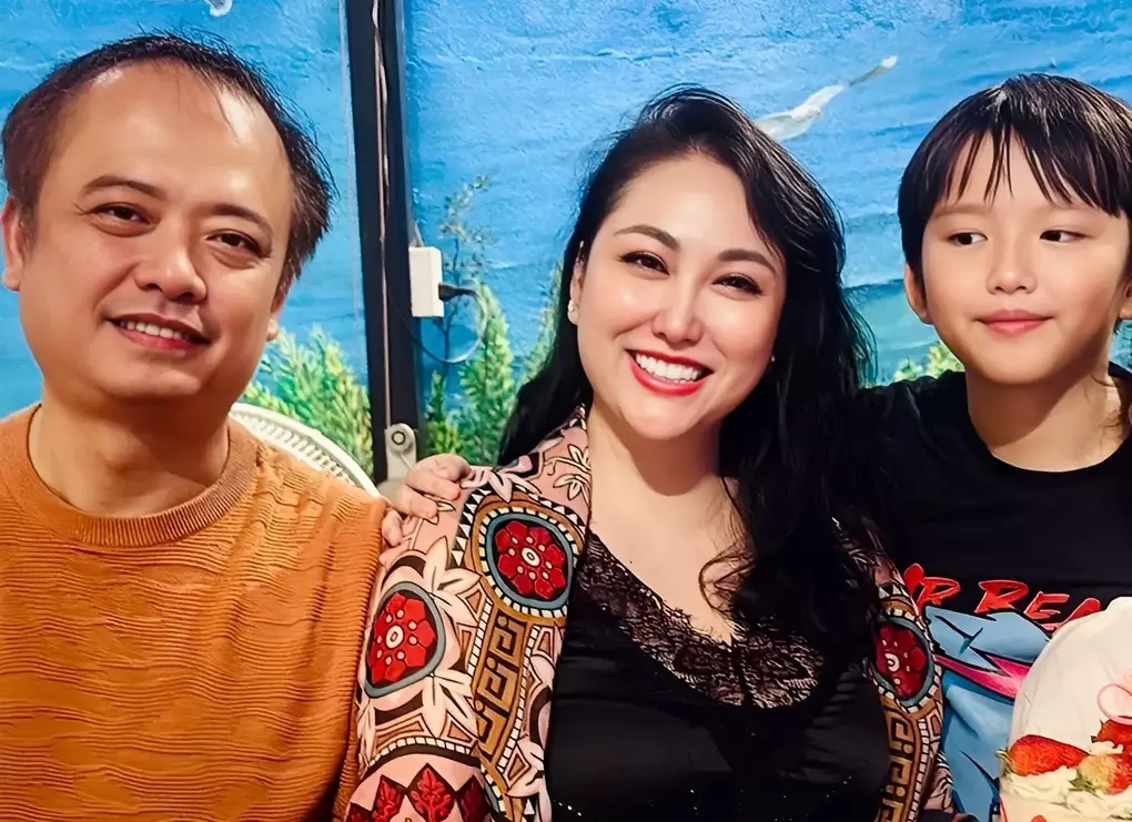 フィ・タイン・ヴァンが交際相手と息子と一緒に並ぶ