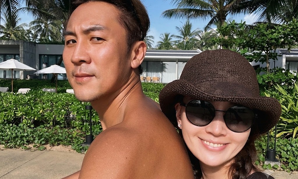 フーコック島のリゾートで並ぶ譚俊彦と妻